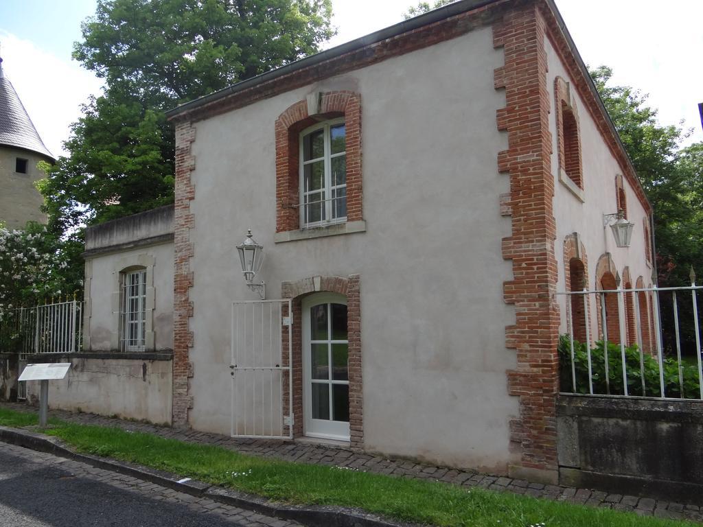 Chateau Mesny Gite Au Fil Des Pages Vic-sur-Seille Exterior photo