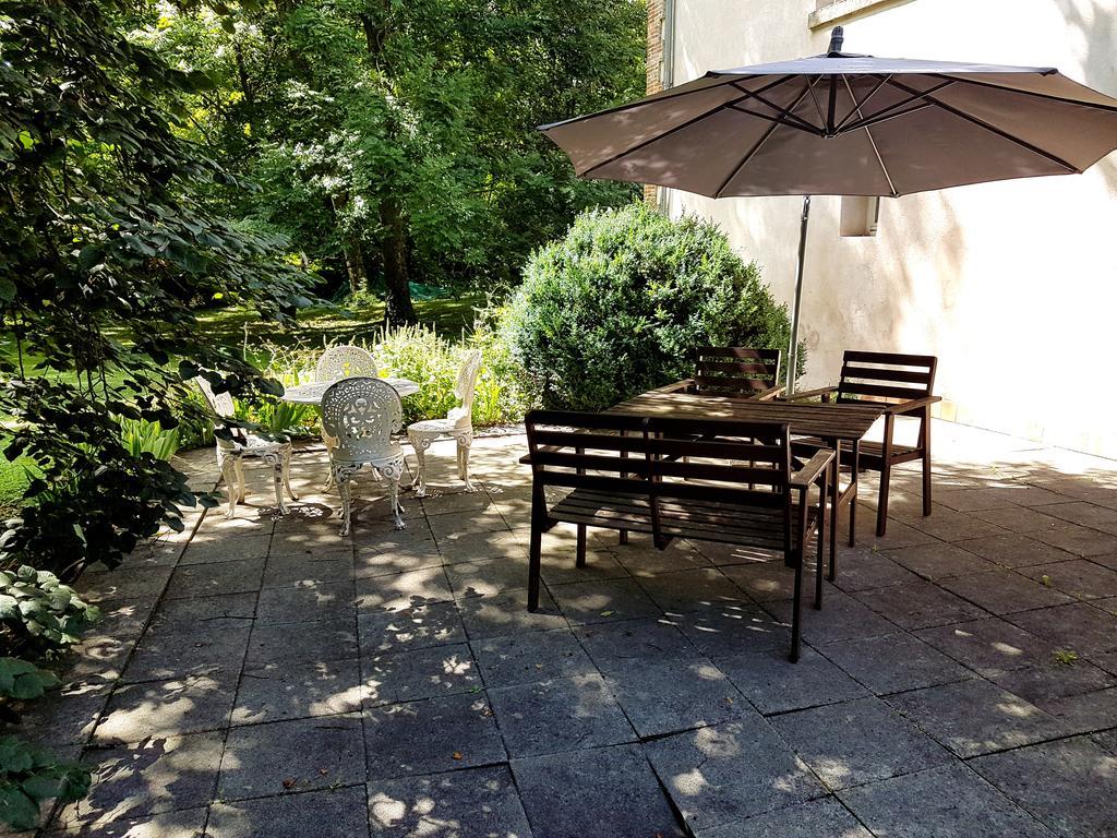 Chateau Mesny Gite Au Fil Des Pages Vic-sur-Seille Exterior photo